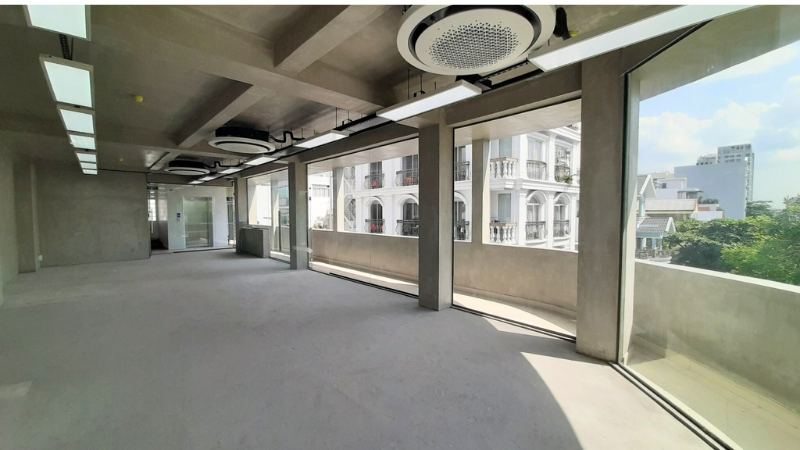 Tòa nhà thiết kế hiện đại, mặt tiền thoáng sáng thuận tiện cho bố trí văn phòng