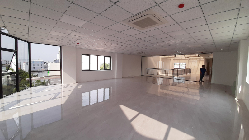 Không gian văn phòng  38D Lam Sơn -  trần cao, sàn gạch và cửa kính lớn tối ưu ánh sáng