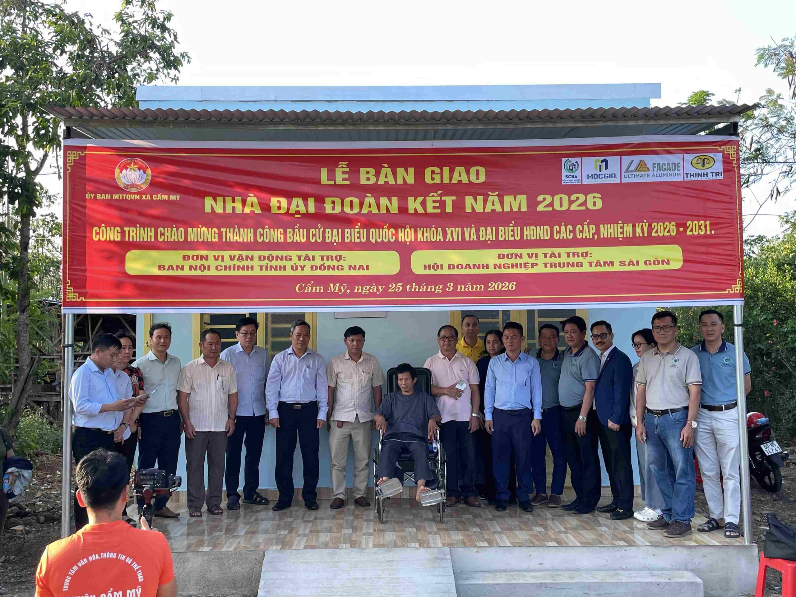 Gia đình anh Lê Hùng trong buổi nhận nhà đại đoàn kết