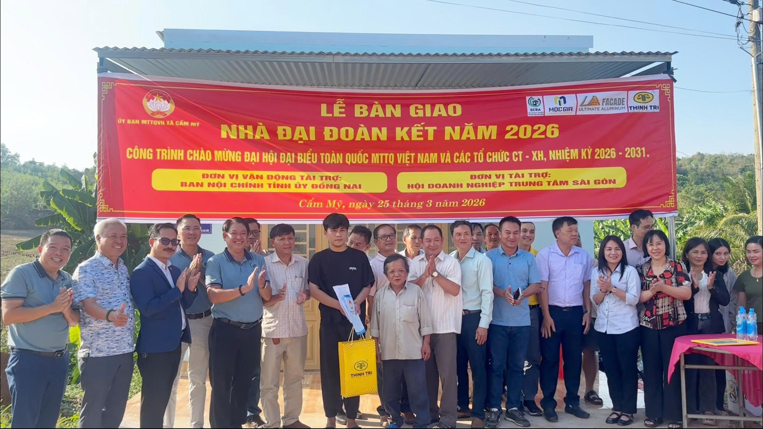 Gia đình anh Lê Văn Hiền tại buổi bàn giao nhà đại đoàn kết